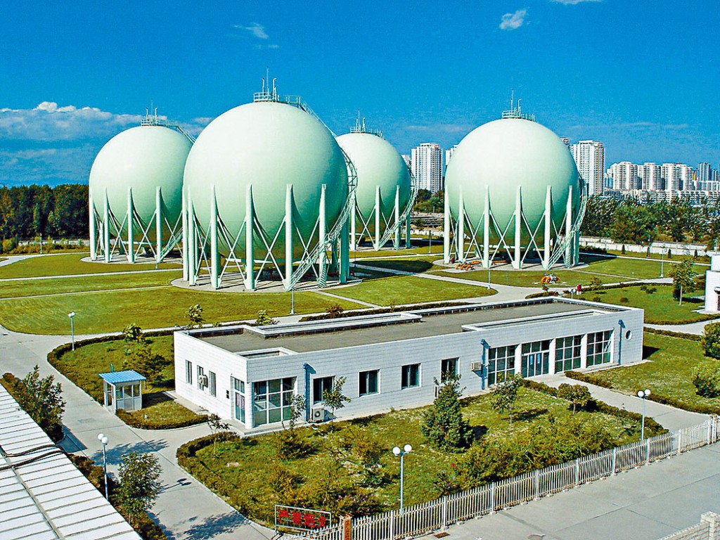 北京燃气蓝天（6828）公布去年全年业绩，亏损扩大至37.2亿元。