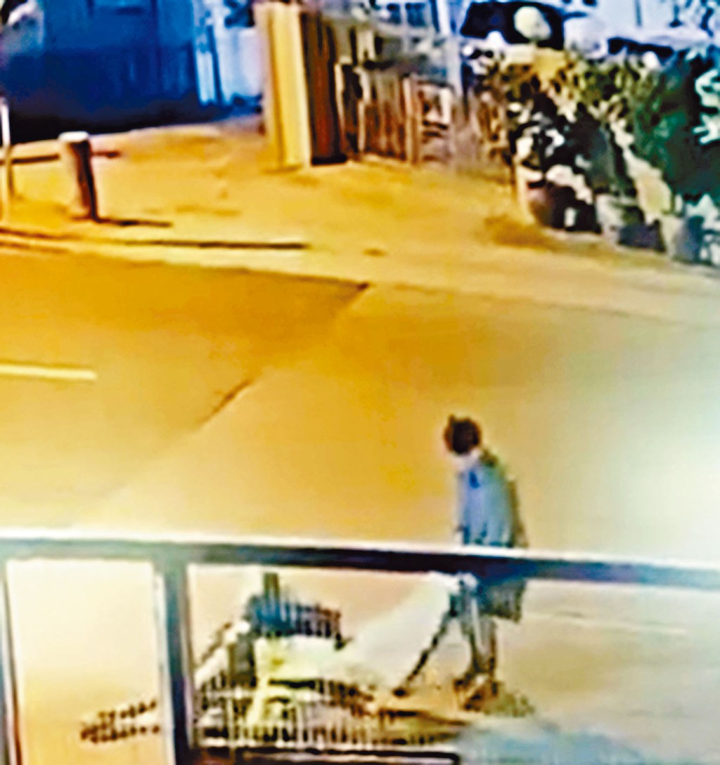疑兇疑拖着死者雙腳拉動板車。