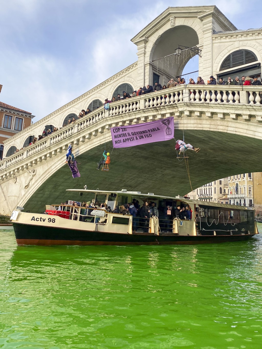 環保活動人士將威尼斯大運河染成綠色。 美聯社