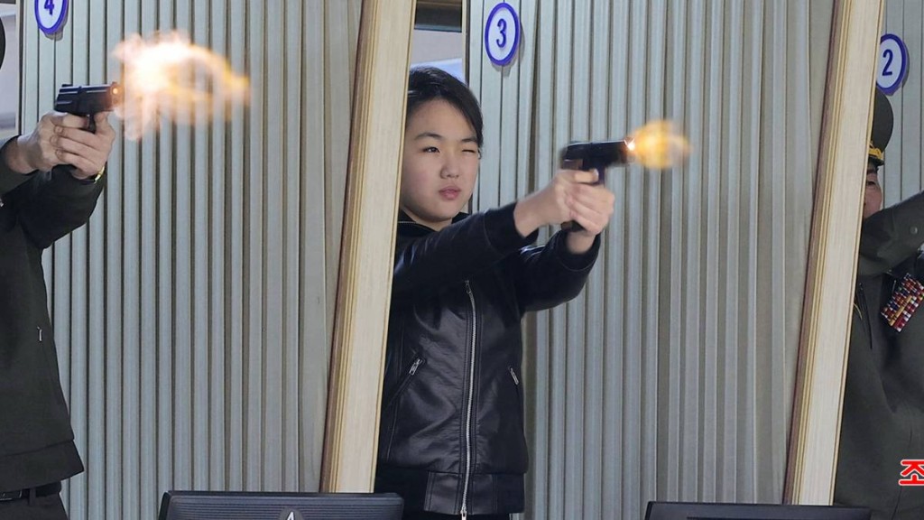 金主愛落場試射新型手槍。（法新社）