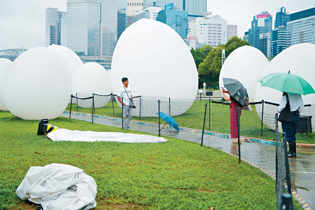 「teamLab:光漣」部分光蛋裝置或因天氣原因需再次放氣。