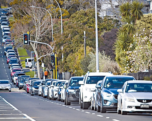 ■紐西蘭奧克蘭市排隊等待新冠檢測的車龍。