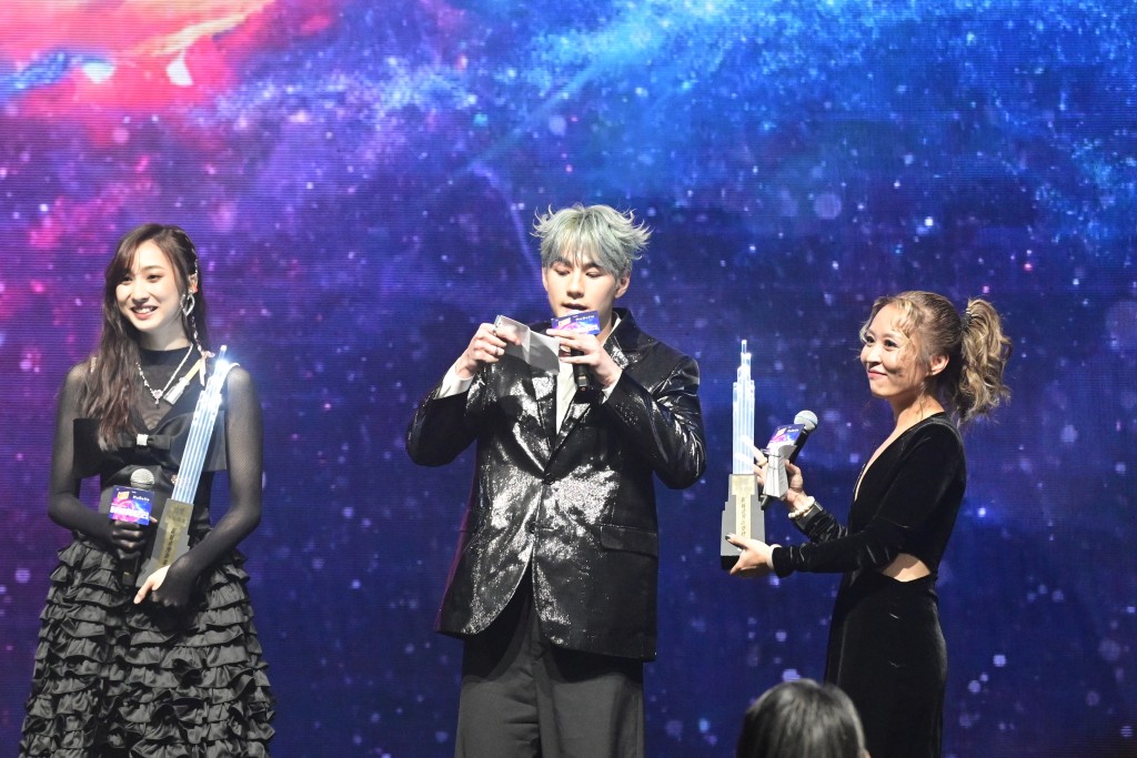 自资出歌的魏浚笙(Jeffrey)获颁「劲爆人气偶像」。