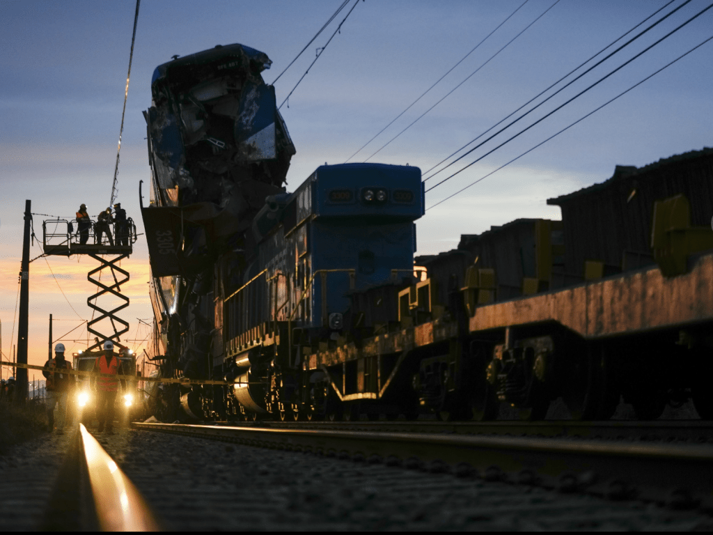 發生事故的其中一列火車是一列有八節車廂的貨運列車，車上載有1346噸銅礦，這是智利的主要出口產品。美聯社