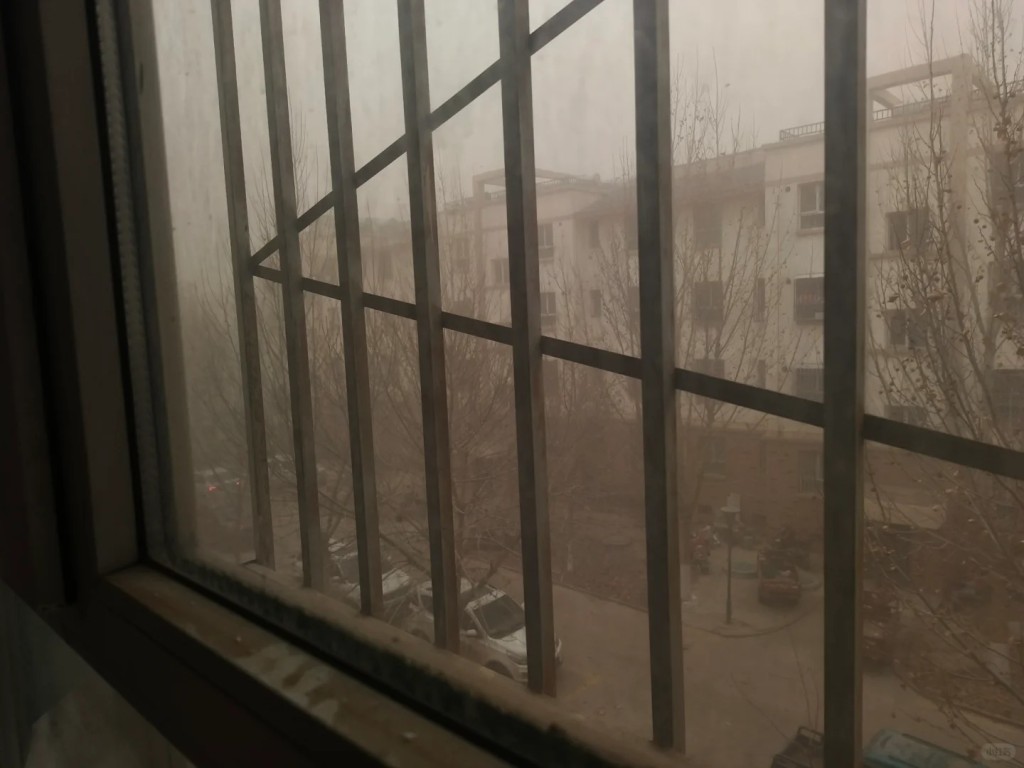 新疆沙塵暴今日續影響多個省市。小紅書