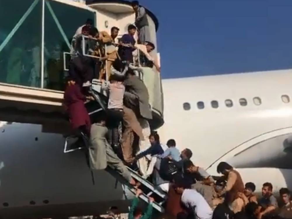 數以百計阿富汗民眾爭相湧入喀布爾機場的停機坪,甚至迫進登機橋。網上圖片