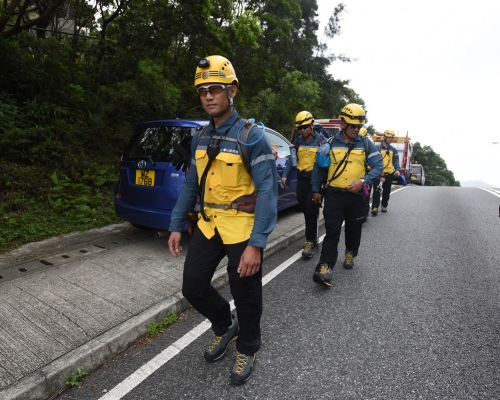 攀山拯救隊出動搜索。