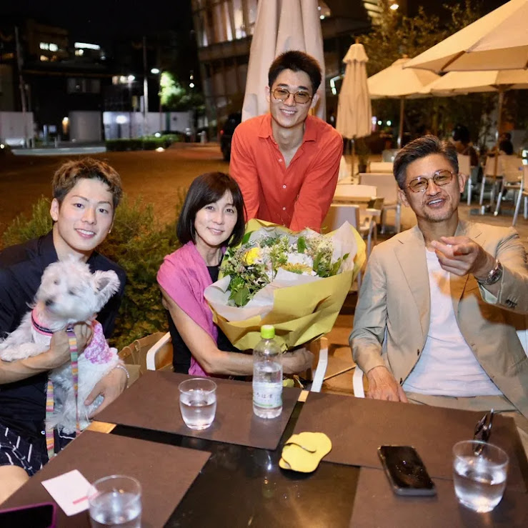 三浦孝太（左）與媽媽設樂理佐子（中）、爸爸三浦知良（右），及哥哥三浦獠太（後）合照。