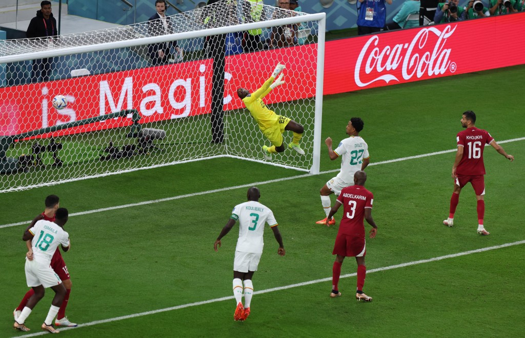塞内加尔前锋法马拉迪希奥接应右路角球，前柱飞身头槌攻门笠过门将美沙尔巴森手顶入网。REUTERS