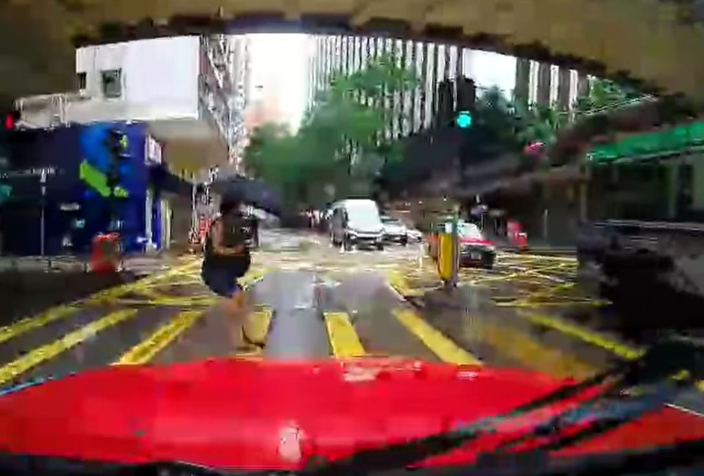 交通燈號顯示行車綠燈，女途人由的士左邊車頭衝出過路。fb香港突發事故報料區影片截圖