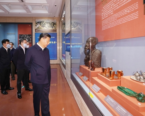 國家主席習近平參觀「黨和國家領導人外交活動禮品展」。新華社資料圖片