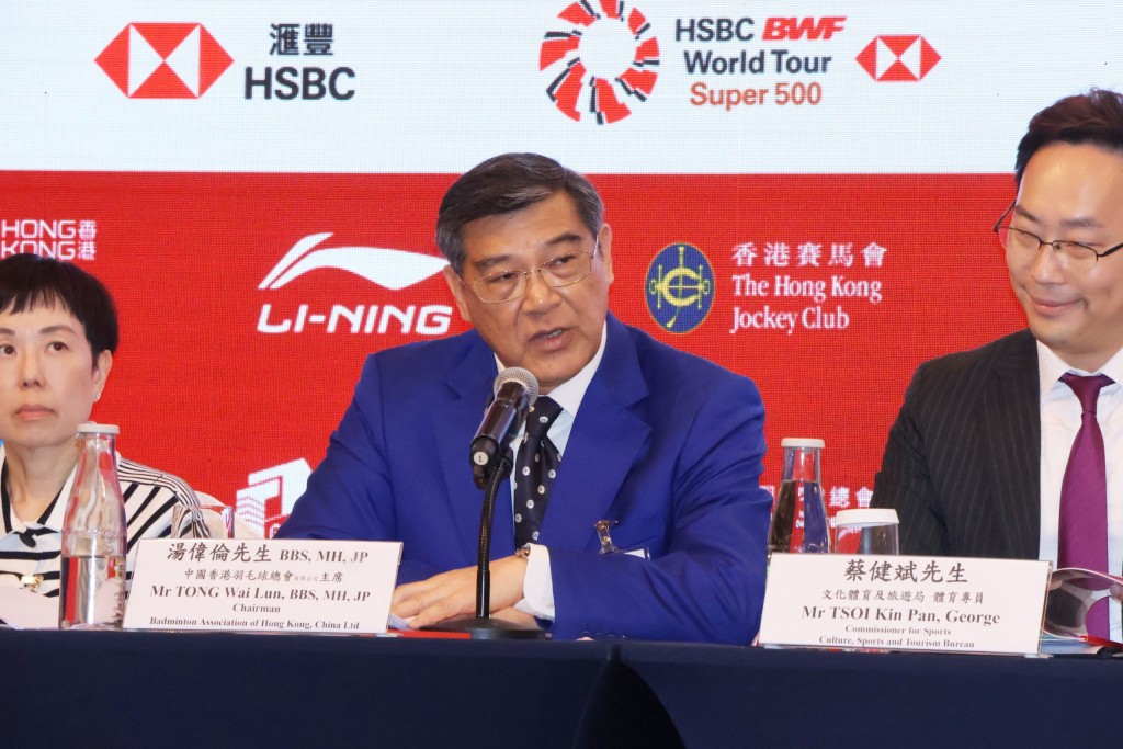 主席湯徫掄(中)今日公佈香港公開賽的準決賽及決賽門票已售罄。徐嘉華攝