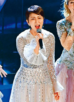 松隆子站在Idina身旁演唱，佔盡有利位置。