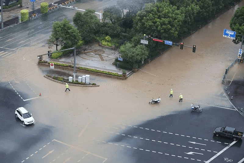 28日上午，福建省泉州市刺桐北路路段積水嚴重。
