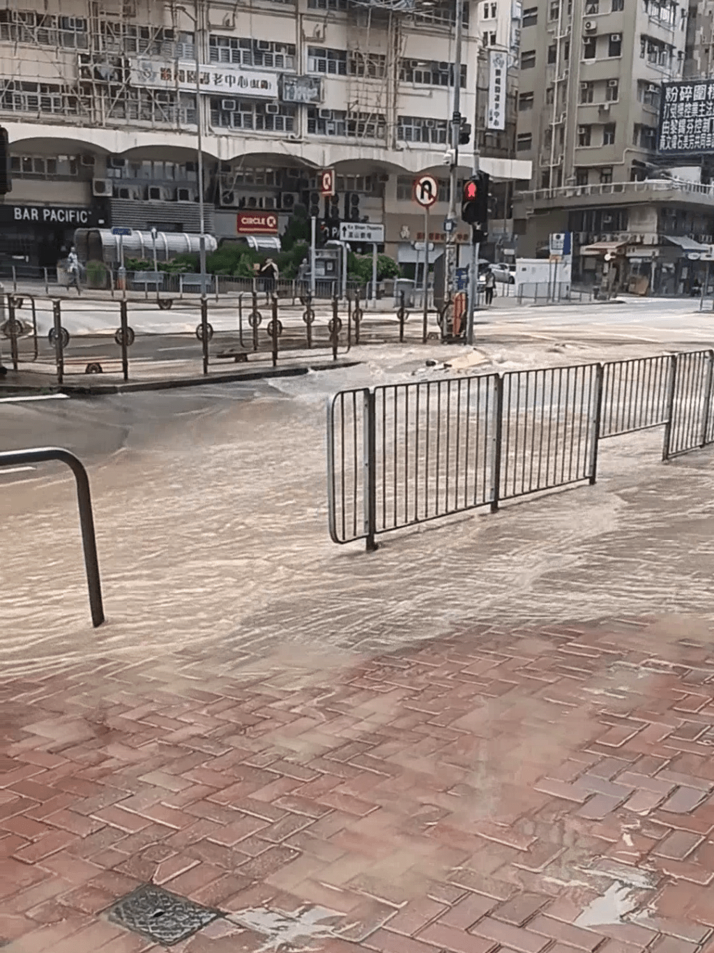 馬路路面拱起。FB：黃埔人•紅磡人•土瓜灣人