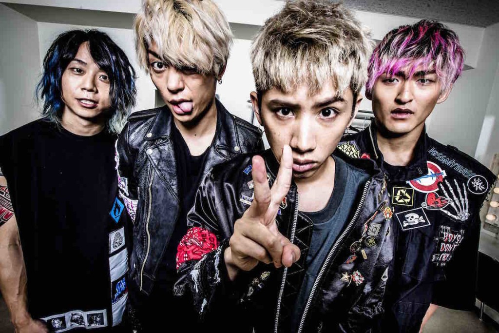 One Ok Rock主音Taka(右二)