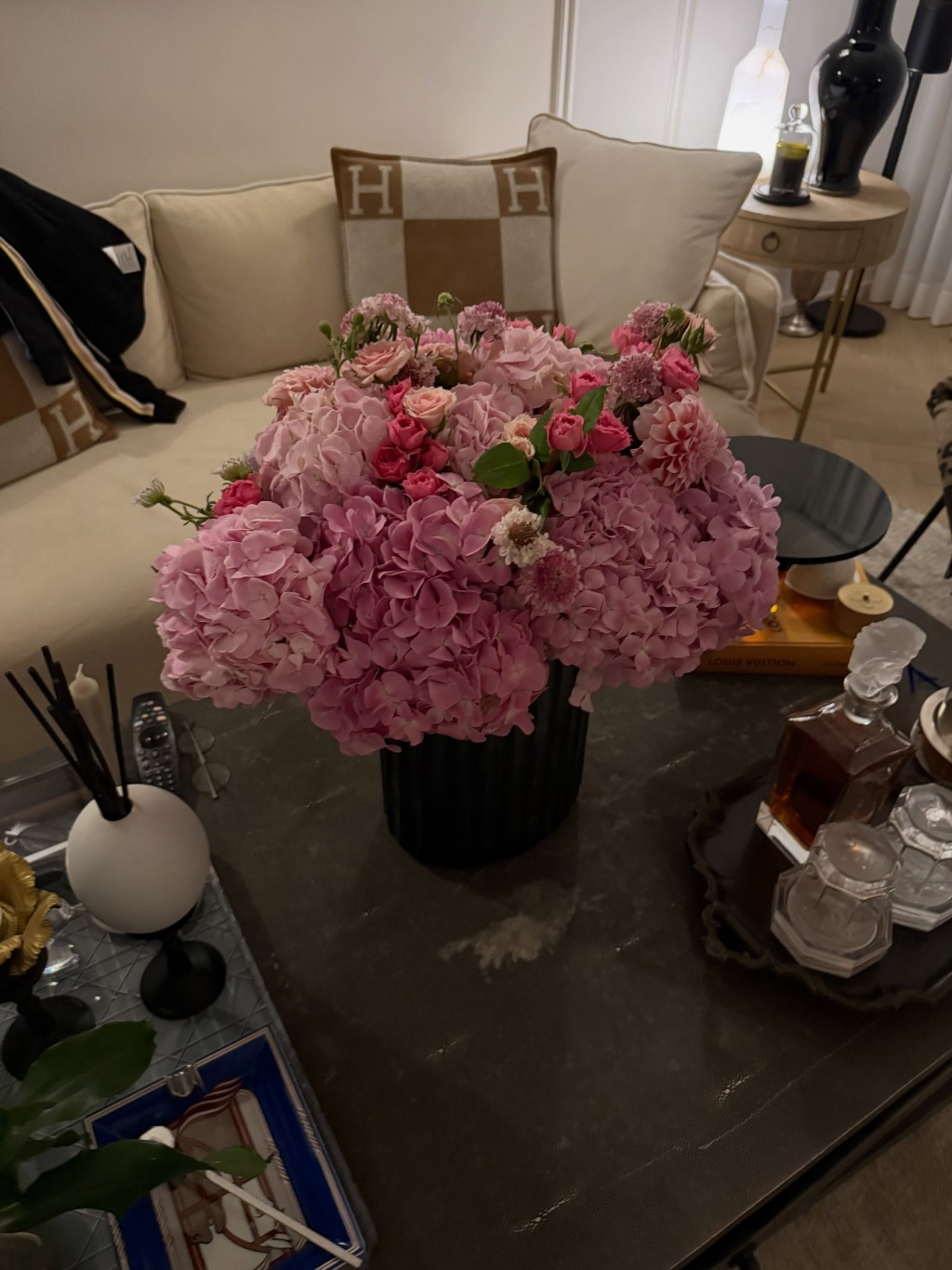姜坤為女兒送花。 姜坤為女兒送花。