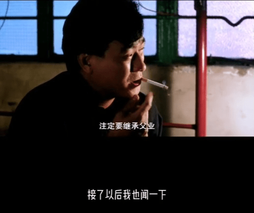 李修賢表示：「他遞香煙給我後，我用搓香港腳的手去接，接了以後，我也聞一下」。