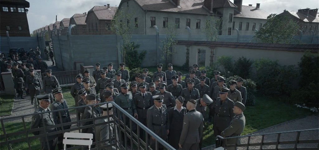 赫斯生日，大量納粹德軍湧住賀壽，行過隔離就係好方便。