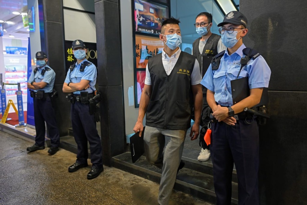 警員聯同牌照事務處巡查多間樓上酒吧。