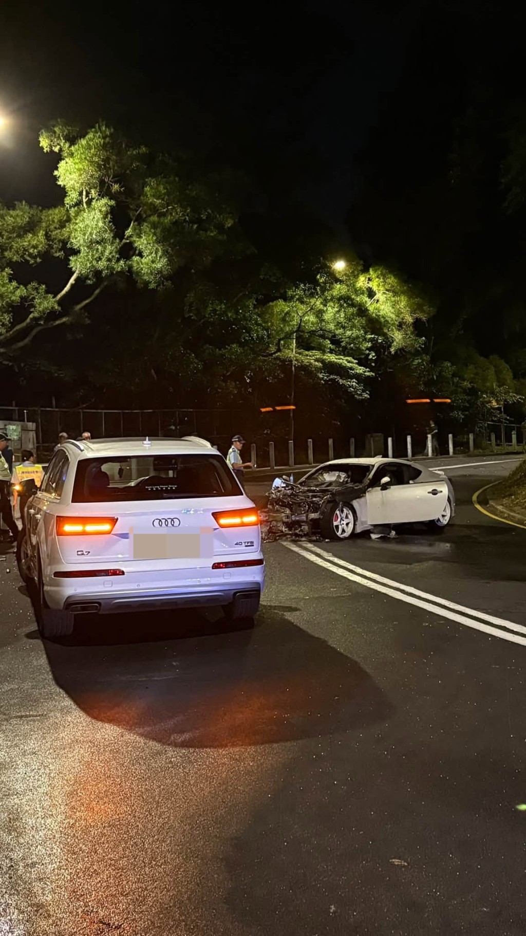 跑車車頭嚴重損毀。Facebook 車cam L(香港群組)圖片 跑車車頭嚴重損毀。Facebook 車cam L(香港群組)圖片