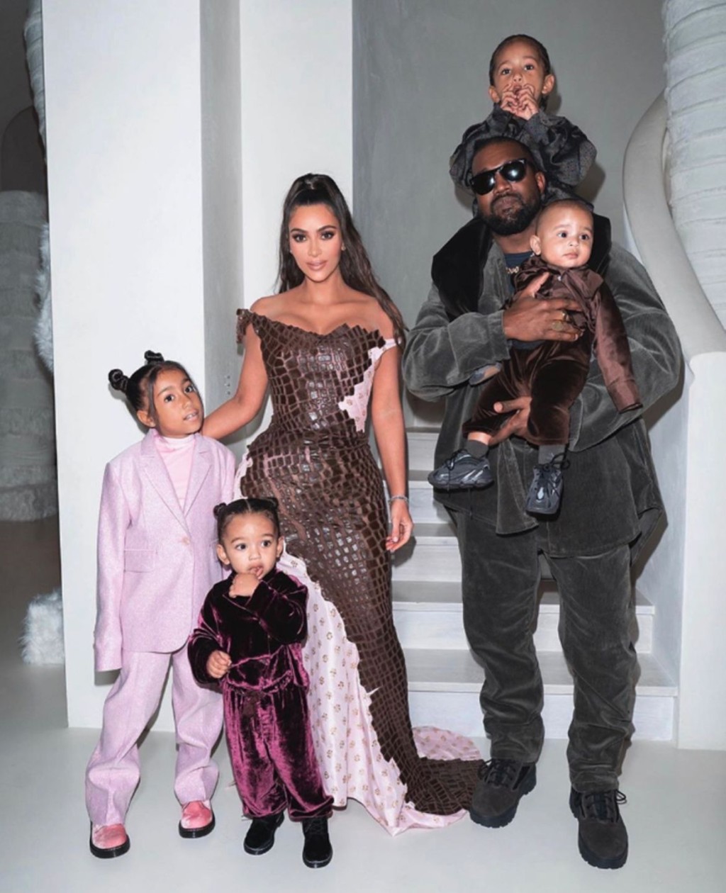 Kanye和Kim共同撫養子女，但男方要每月付20萬美元育兒費及50%的學費和保安費用。