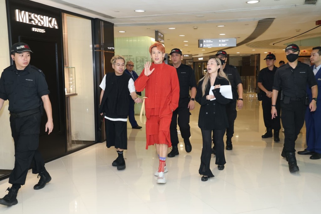 Kenny染了一頭橙色髮的Kenny笑稱,配上一身橙色服裝,十分搶眼。 Kenny染了一頭橙色髮的Kenny笑稱,配上一身橙色服裝,十分搶眼。