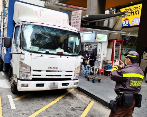 灣仔警區在農曆新年前加強打擊違泊。警方圖片