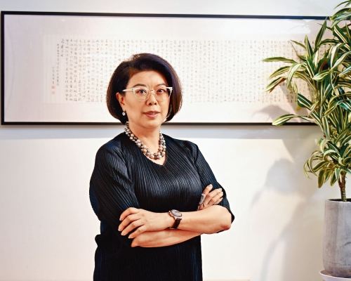 ■前大律師公會主席譚允芝資深大律師，身後的書法正是譚母的遺作。