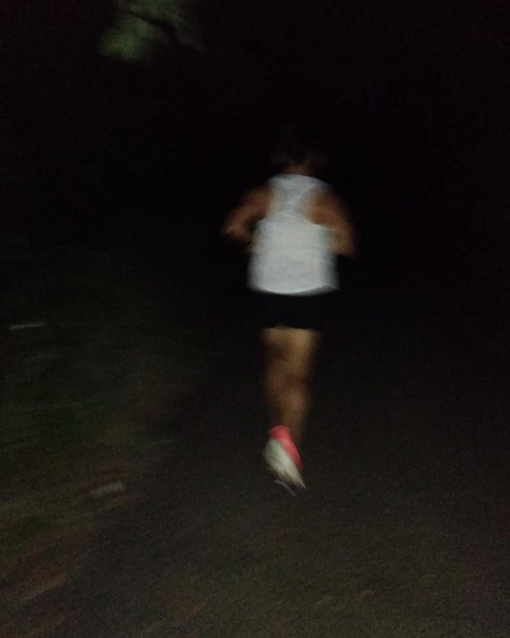 夜晚又跑。