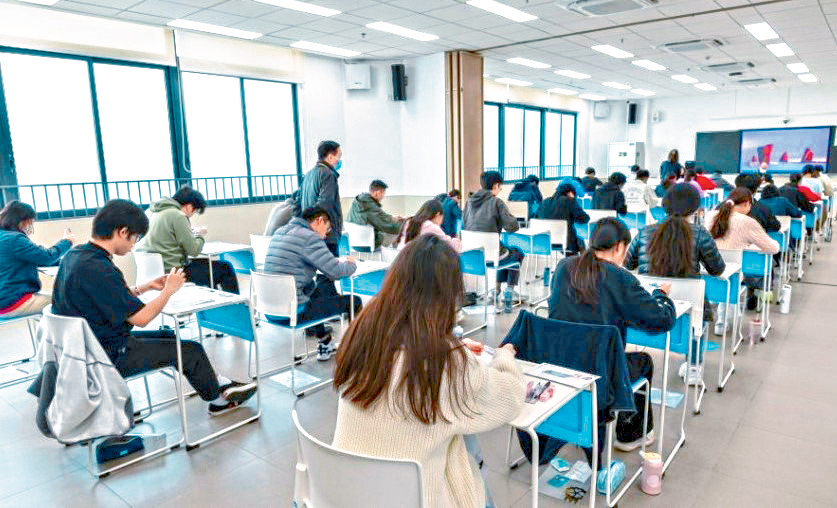 考評局宣布將逐步擴大內地文憑試「與考學校」的規模，由現時4間增至12間。