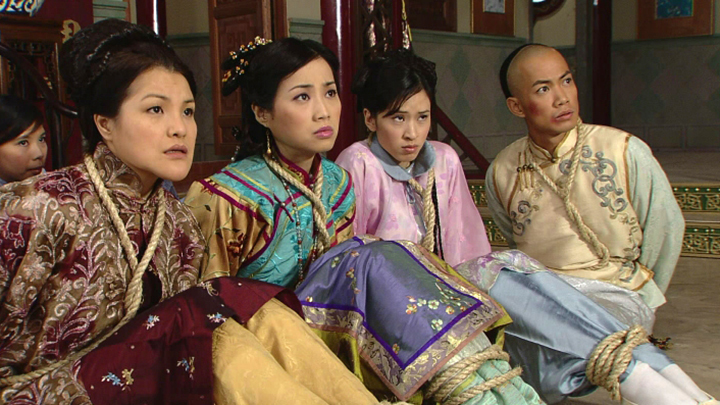陈思齐（右二）在《碧血盐枭》饰演「四小姐」胡亭嫣。