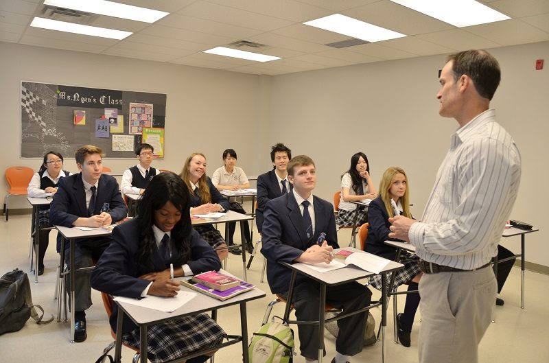 Javis指出，有的私立中學標榜師生比例較低，「最低可至一對五，當然學費相對較貴。」