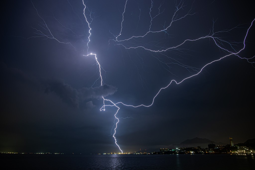 市民Dickson TC於7月25日在屯門拍攝到閃電。天文台facebook專頁