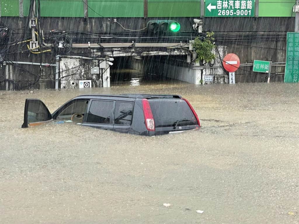 新北市汐止区汽车几乎被洪水淹没。网上图片