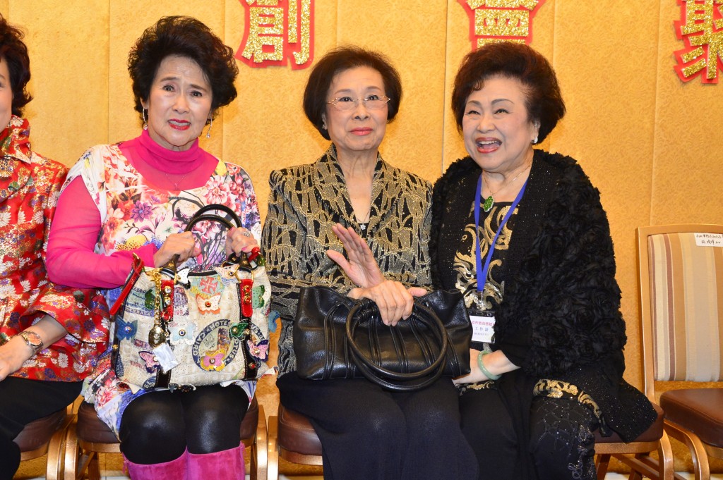 40年代经邓碧云及任剑辉介绍加入粤剧行业，年青时的角色大多是风骚艳妇或刁蛮小姐。