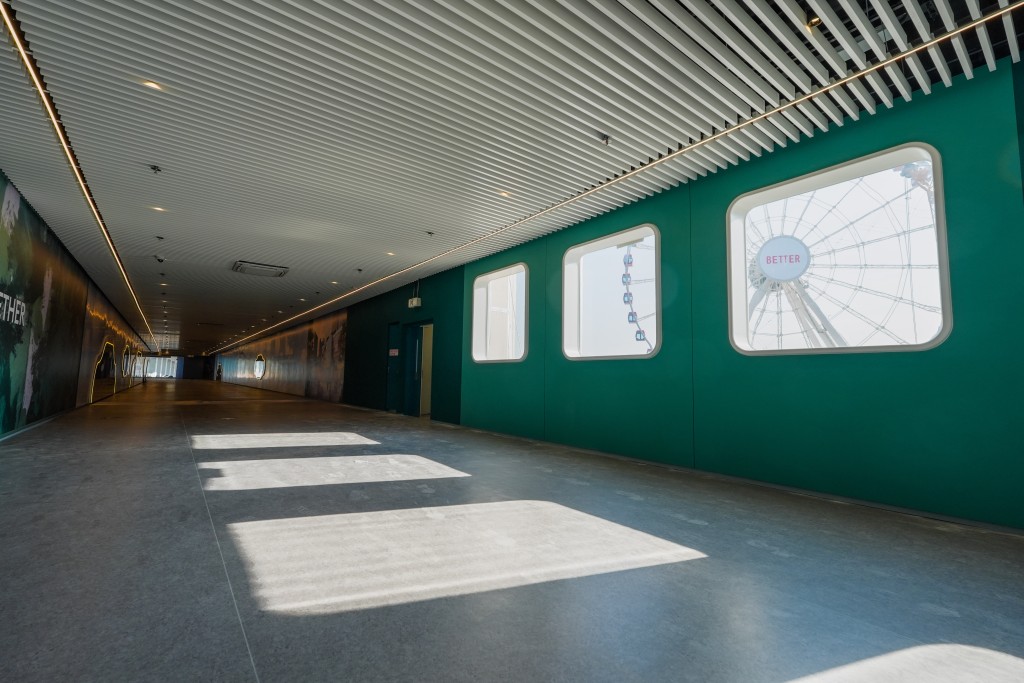 通道設有多組窗戶增強採光,行人亦可欣賞中環景色。 通道設有多組窗戶增強採光,行人亦可欣賞中環景色。