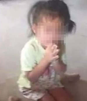 狠母最後還要求女兒跪在地上、雙手合十求饒。（網圖）