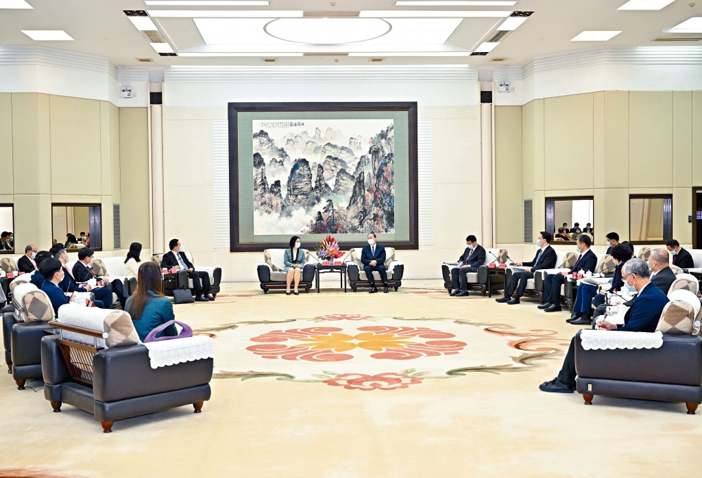 廣東省委書記黃坤明昨日在廣州會見香港傳媒高層人士大灣區參訪團，對香港傳媒長期以來給予大灣區建設和廣東經濟社會發展的關注支持表示感謝。