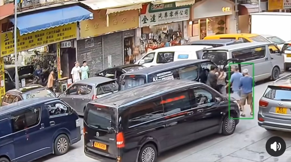 姓林的客貨車司機上車將車駛前數米，之後準備落車時，突然被對方「兜錘窩心口」、掌摑及叉頸。網上片段截圖