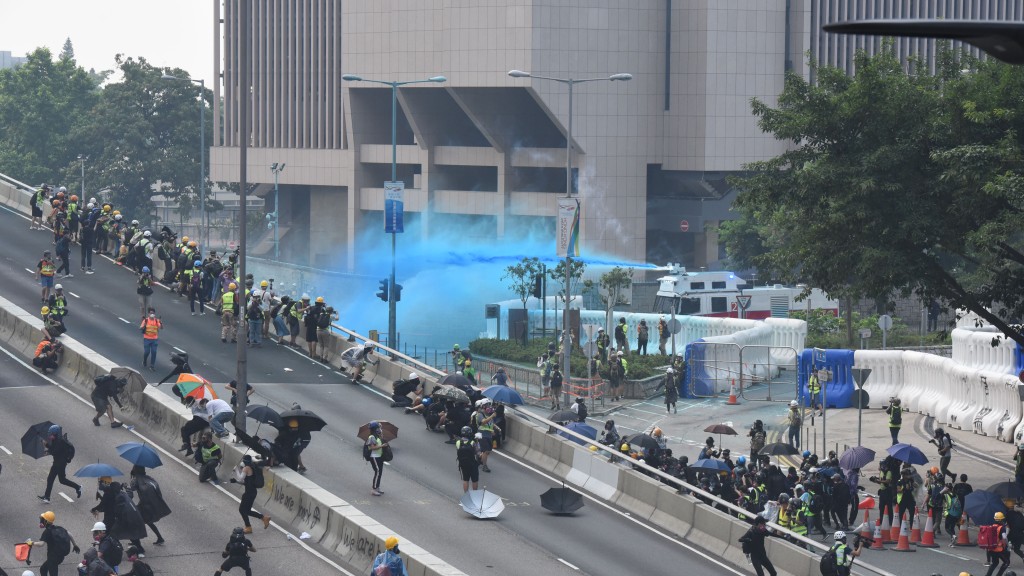2019年9月29日「全球反极权大游行」期间，示威者包围政总。 资料图片