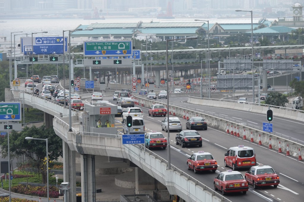 中環及灣仔繞道全面通車後首個工作天，交通大致暢順。