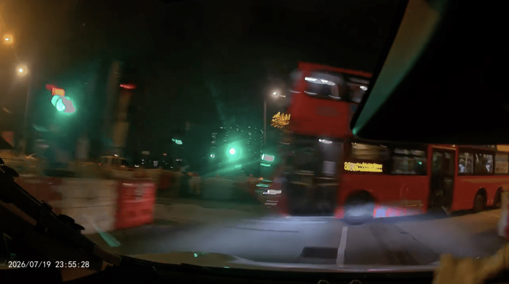 輛雙層九巴疑未有依照交通燈號,突然轉彎駛出。車cam L(香港群組)影片截圖 輛雙層九巴疑未有依照交通燈號,突然轉彎駛出。車cam L(香港群組)影片截圖
