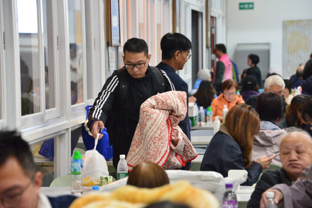 民政及青年事務局局長麥美娟稱,民政事務署已開8個庇護中心,動員全港18區關愛隊為有需要市民提供支援。團隊會協助受影響居民暫時住宿安排。黎志偉攝 民政及青年事務局局長麥美娟稱,民政事務署已開8個庇護中心,動員全港18區關愛隊為有需要市民提供支援。團隊會協助受影響居民暫時住宿安排。黎志偉攝