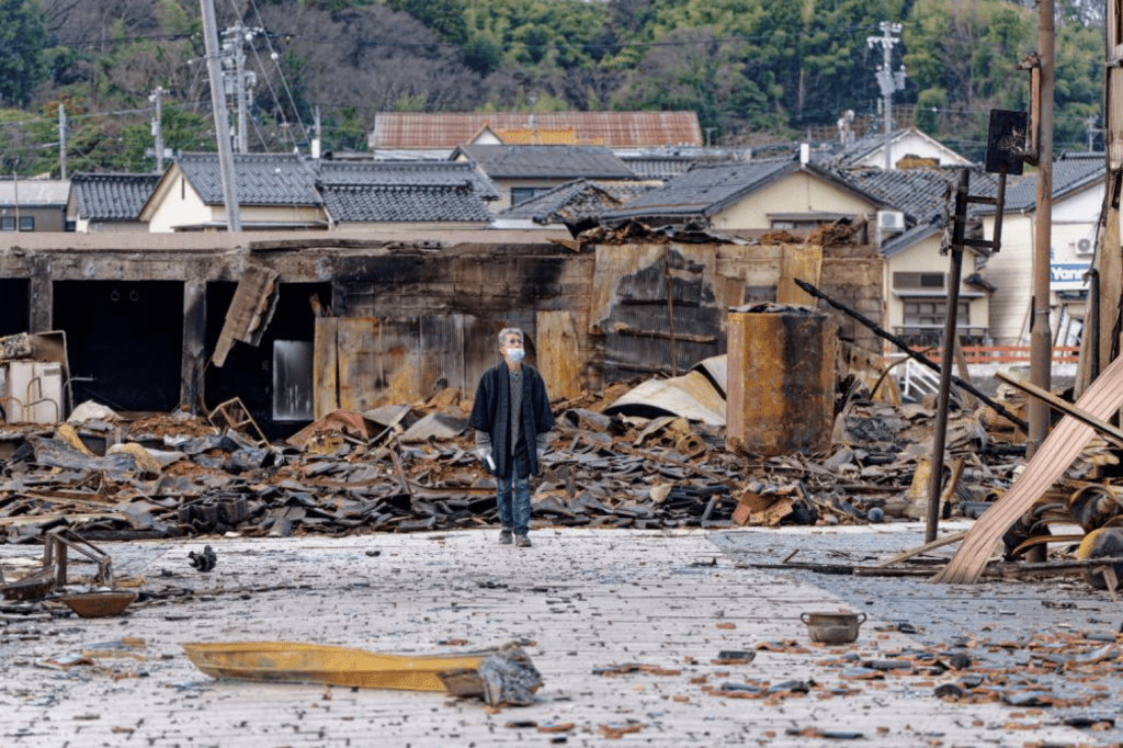 日本國內外氣象與地質界的高度警惕，外界紛紛憂心這極可能是大地震再度來襲前的「最後警號」。新華社