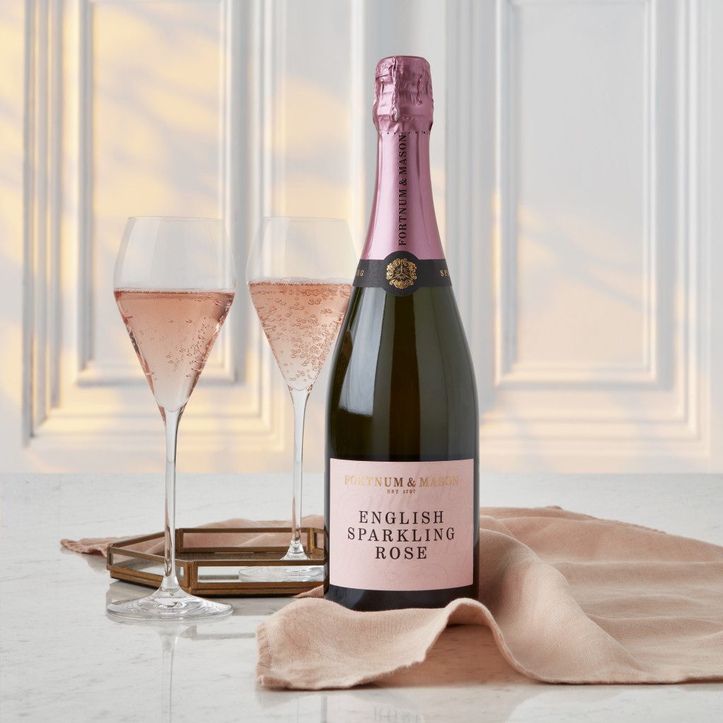 Fortnum's英式單一年份乾型氣泡玫瑰酒 ($528), 由英國著名酒莊吉斯本酒莊為 Fortnum's 特別釀製,以夏多内葡萄、黑皮諾葡萄及皮諾莫尼耶葡萄釀成,帶有熟成草莓、新鮮車厘子及紅加侖子的清新香氣,口感圓潤醇滑。 Fortnum's英式單一年份乾型氣泡玫瑰酒 ($528), 由英國著名酒莊吉斯本酒莊為 Fortnum's 特別釀製,以夏多内葡萄、黑皮諾葡萄及皮諾莫尼耶葡萄釀成,帶有熟成草莓、新鮮車厘子及紅加侖子的清新香氣,口感圓潤醇滑。