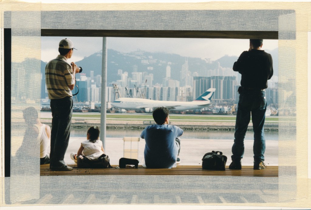 1998年啟德機場關閉前大批攝影迷湧至拍照留念。資料圖片