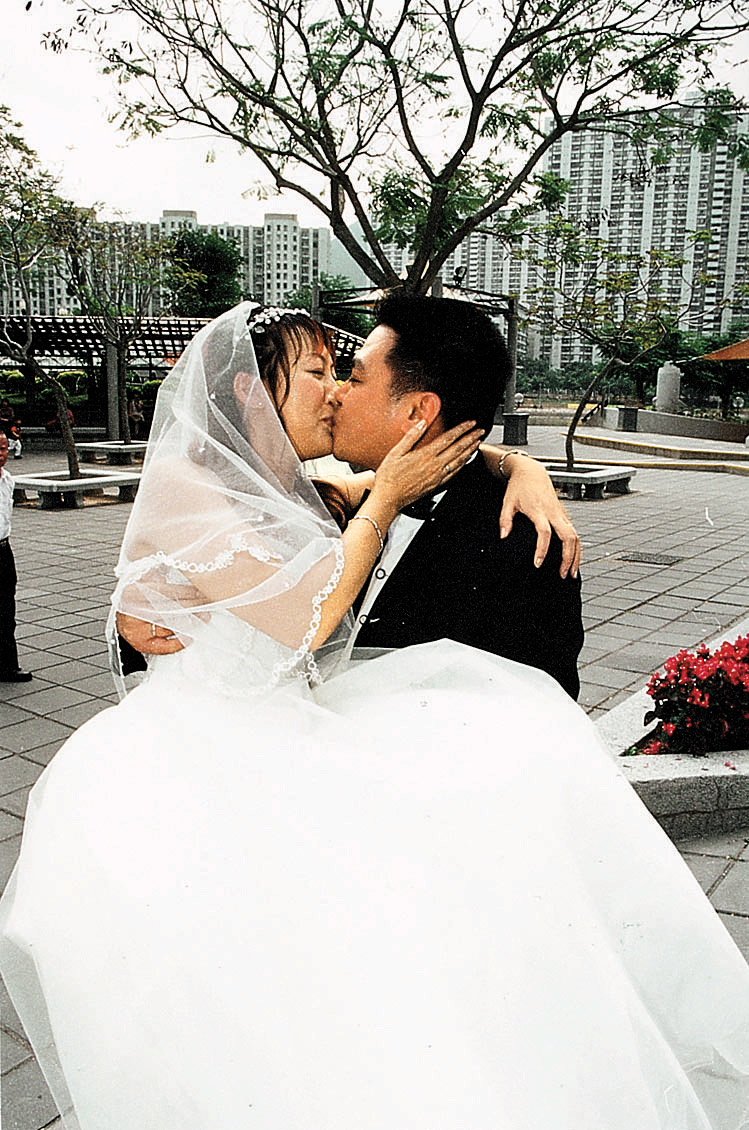 2001年与陈展鹏注册结婚