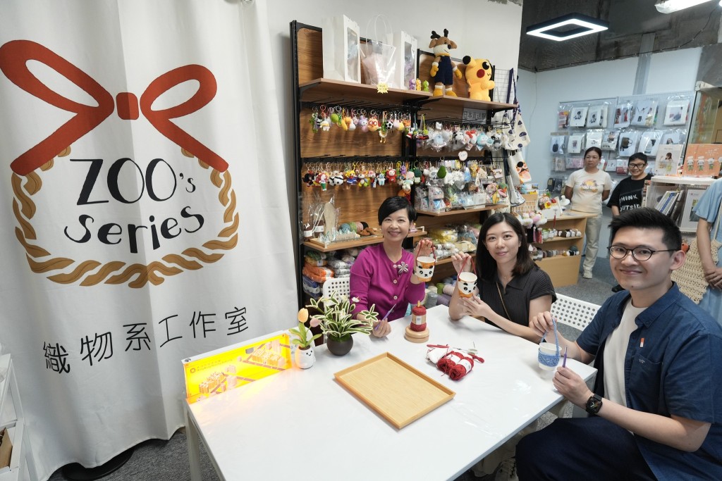 何永賢在現場嘗試學習編織熊貓造型的手提杯套。