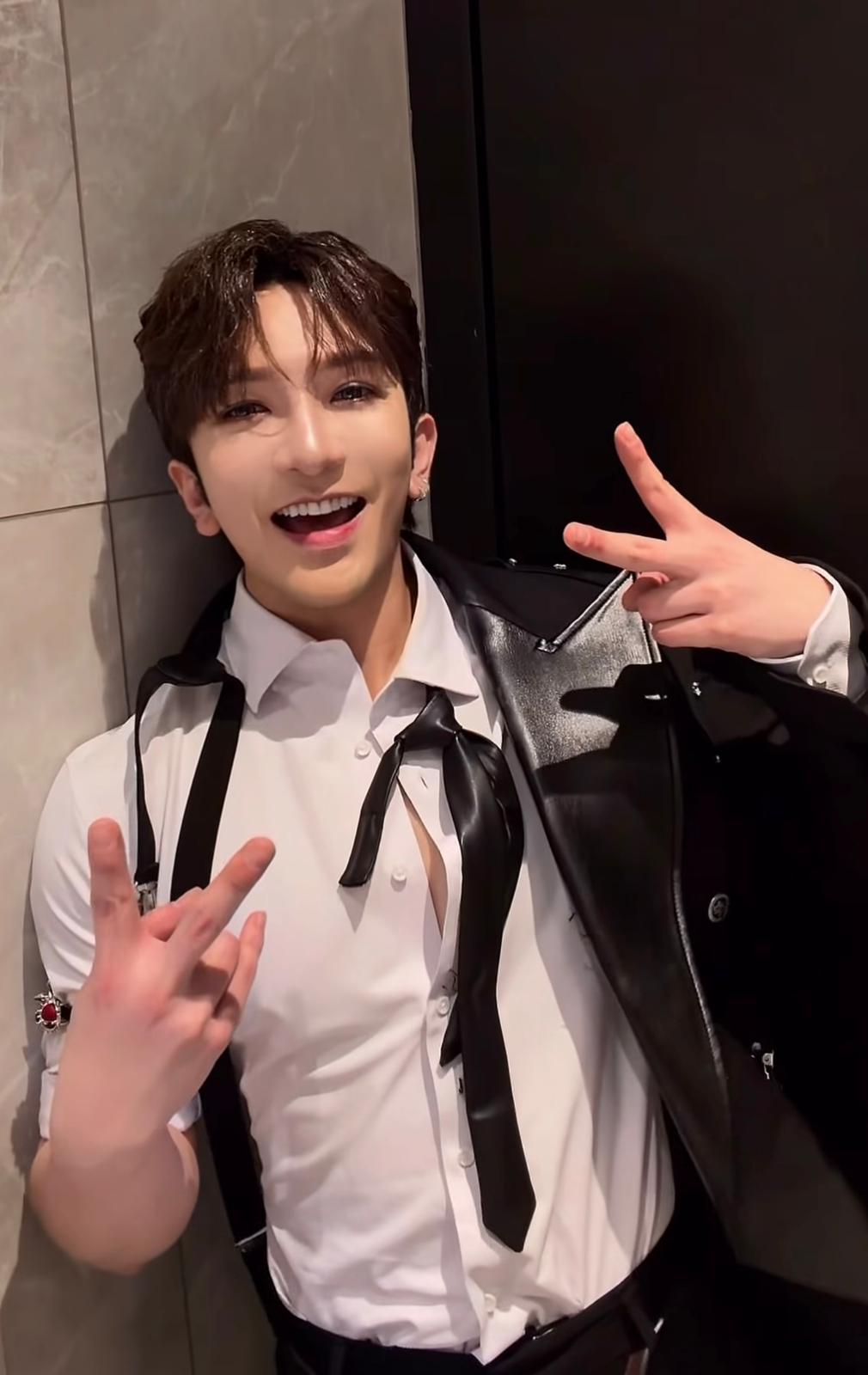 他在社交網公開完騷後「拆衫」的日常。